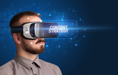 Sanal gerçeklik gözlükleriyle bakan iş adamı, sosyal medya kavramı