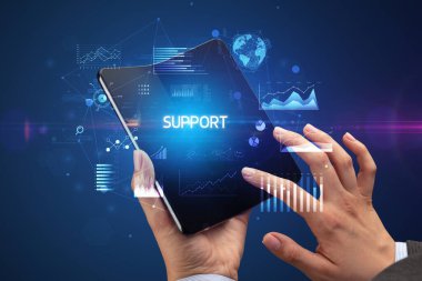 İş adamı katlanabilir bir akıllı telefon tutuyor, iş konsepti