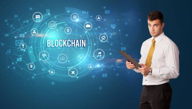 Modern teknolojiyi düşünen bir iş adamı.