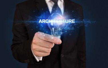 Elinde ampul tutan bir iş adamı.