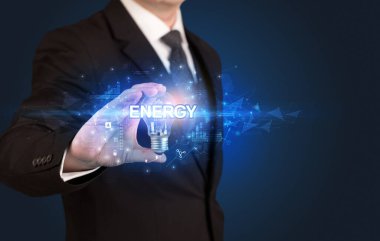 Elinde ampul tutan bir iş adamı.