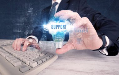 Elinde ampul tutan bir iş adamı, iş konsepti