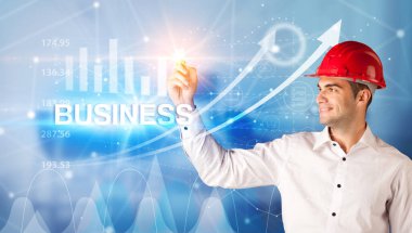 Miğferli genç iş adamı.