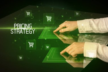 Alışveriş arabası simgeleriyle çevrimiçi alışveriş kavramı