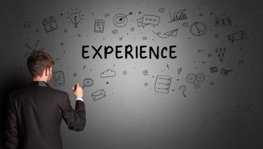 İş adamı yaratıcı bir fikir çiziyor.