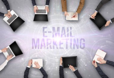 Bir dizüstü bilgisayarın önünde bir grup insan, güvenlik kavramı