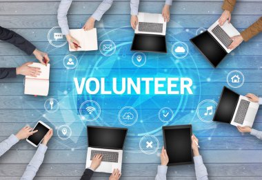 Bir grup insan toplantı yapıyor.