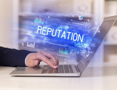 Dizüstü bilgisayarda çalışan iş adamlarının yakınlaşması