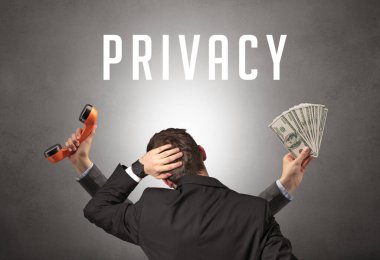 Üzerinde yazı olan bir iş adamının arka görünüşü