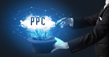 Sihirbaz ya da illüzyonist sihir numarası yapıyor.