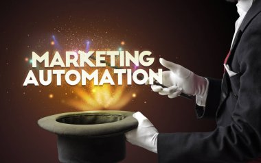 Sihirbaz sihir numarası yapıyor.