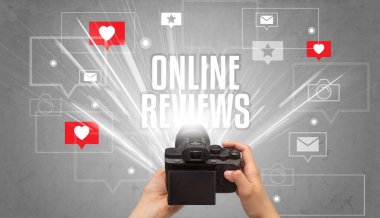 Fotoğraf çeken bir elin yakın çekimi.