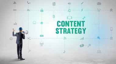 Yeni bir sosyal medya üzerinde çalışan mühendis