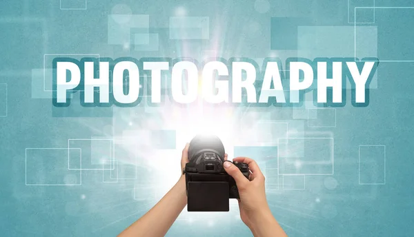 Hand houden digitale camera, reizen concept — Stockfoto