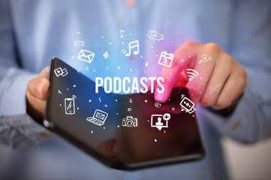 Katlanabilir akıllı telefonu olan bir iş adamı, sosyal medya kavramı