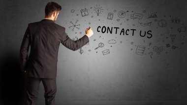 İş adamı yaratıcı bir fikir çiziyor.