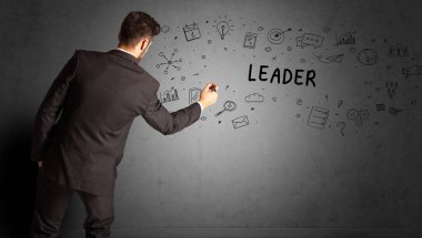 İş adamı yaratıcı bir fikir çiziyor.