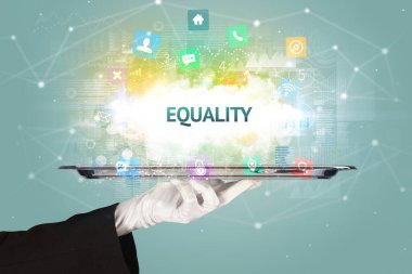 Sosyal ağlara hizmet eden garson