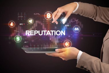 Yazılı dokunmatik ekranın yakın plan görüntüsü