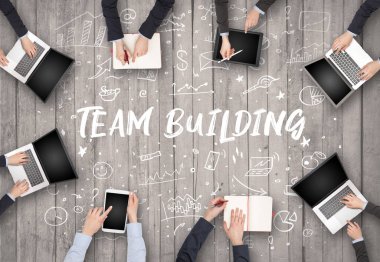 Ofiste çalışan bir grup iş adamı