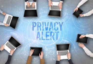 Bir dizüstü bilgisayarın önünde bir grup insan, güvenlik kavramı