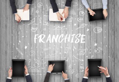 Ofiste çalışan bir grup iş adamı