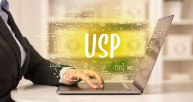 Eller yeni modern bilgisayarda çalışıyor.