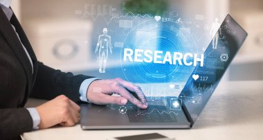 Doktor sağlık kontrolü yapıyor.