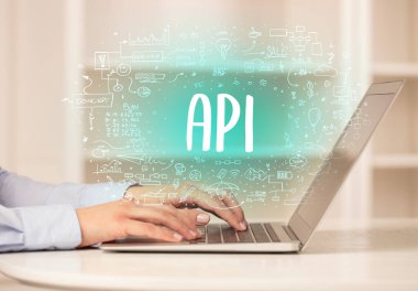 Eller yeni modern bilgisayarda çalışıyor.