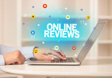 Dizüstü bilgisayar kullanan serbest bir kadın.