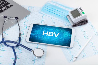 Tıbbi kısaltmalı bir tabletin yakın plan görüntüsü