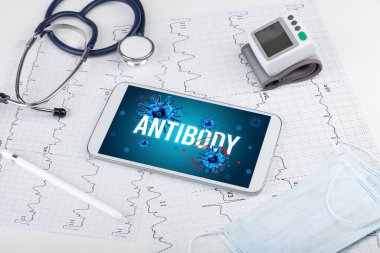 Beyaz yüzeyde tablet pc ve doktor araçları