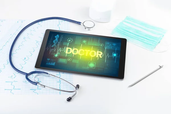 Tablet pc e roba medica — Foto Stock