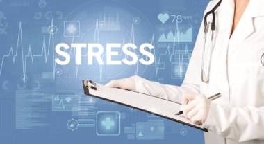 Genç doktor notlar yazıyor.