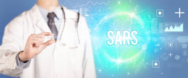 Sana ilaç veren bir doktorun yakın çekimi.