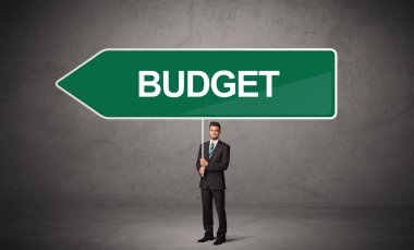 Gündelik trafik levhasındaki genç iş adamı.