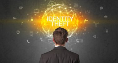 Bir iş adamının arka görünüşü, online güvenlik kavramı