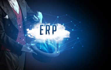 Sihirbaz ya da illüzyonist sihir numarası yapıyor.