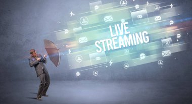 Şemsiyeyle savunma yapan iş adamı