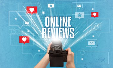 Fotoğraf çeken bir elin yakın çekimi.