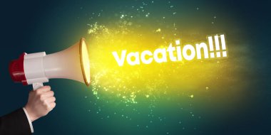 Genç bir kadın hoparlöre bağırıyor.