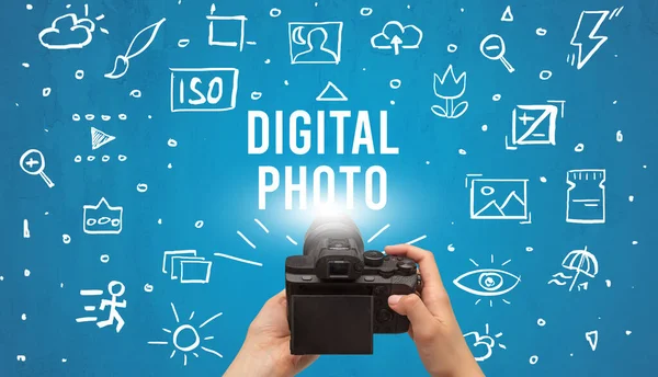 Mão tirando foto com câmera digital — Fotografia de Stock