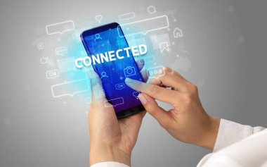 Sosyal medya kavramına sahip akıllı telefon kullanımı