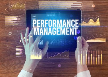 İşletme yazıtlı tableti tutan ellerin yakın çekimi