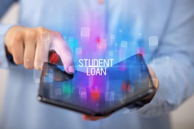 Katlanabilir akıllı telefon tutan genç adam.