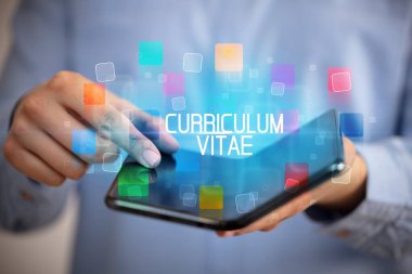 Katlanabilir akıllı telefon tutan genç adam.