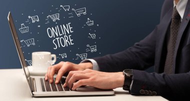 Dizüstü bilgisayar ve e-ticaret konsepti üzerinde çalışan bir iş adamı