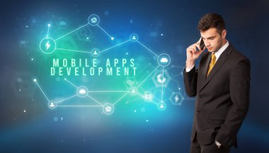 Teknolojiyi düşünen bir iş adamı.