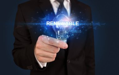 Elinde ampul tutan bir iş adamı.