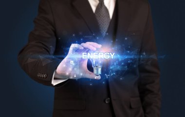 Elinde ampul tutan bir iş adamı.